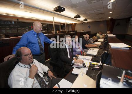 CAP CANAVERAL, Floride. – Dans le Centre des directeurs de mission Hangar AE de la Station aérienne de Cape Canaveral en Floride, la NASA et les gestionnaires et ingénieurs des sous-traitants surveillent l'avancement du compte à rebours pour le lancement du satellite de suivi et de relais de données de l'agence, ou TDRS-L, vaisseau spatial au sommet d'une fusée Atlas V de la United Launch Alliance. Le satellite TDRS-L est le deuxième de trois nouveaux satellites conçus pour assurer une continuité opérationnelle vitale pour la NASA en prolongeant la durée de vie de la flotte du système de suivi et de relais de données par satellite TDRSS, qui comprend huit satellites en orbite géosynchrone. Le vaisseau spatial Banque D'Images