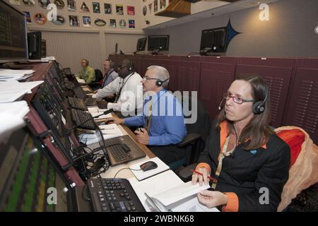 CAP CANAVERAL, Floride. – Dans le centre de données des lanceurs Hangar AE de la station aérienne de Cape Canaveral en Floride, la NASA et les gestionnaires et ingénieurs des sous-traitants surveillent l'avancement du compte à rebours pour le lancement du satellite de suivi et de relais de données de l'agence, ou TDRS-L, vaisseau spatial au sommet d'une fusée Atlas V de la United Launch Alliance. Le satellite TDRS-L est le deuxième de trois nouveaux satellites conçus pour assurer une continuité opérationnelle vitale pour la NASA en prolongeant la durée de vie de la flotte du système de suivi et de relais de données par satellite TDRSS, qui comprend huit satellites en orbite géosynchrone. Le spacecraf Banque D'Images