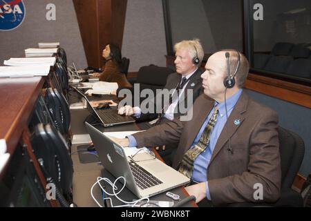 CAP CANAVERAL, Floride. – Dans le Centre des directeurs de mission Hangar AE de la Station aérienne de Cape Canaveral en Floride, la NASA et les gestionnaires et ingénieurs des sous-traitants surveillent l'avancement du compte à rebours pour le lancement du satellite de suivi et de relais de données de l'agence, ou TDRS-L, vaisseau spatial au sommet d'une fusée Atlas V de la United Launch Alliance. Le satellite TDRS-L est le deuxième de trois nouveaux satellites conçus pour assurer une continuité opérationnelle vitale pour la NASA en prolongeant la durée de vie de la flotte du système de suivi et de relais de données par satellite TDRSS, qui comprend huit satellites en orbite géosynchrone. Le vaisseau spatial Banque D'Images