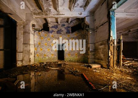 Bâtiment industriel abandonné et pourri inondé sombre. Banque D'Images