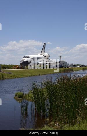 Après avoir terminé sa mission STS-132 de 12 jours, la navette spatiale Atlantis est remorquée de l'installation d'atterrissage de navette à l'installation de traitement d'orbite-1 au Kennedy Space Center. La mission a livré le mini module de recherche russe 1 à la Station spatiale internationale. Banque D'Images