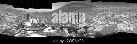 le rover Curiosity de la NASA a capturé un panorama à 360 degrés sur Oct. 21 et 26, 2023, sur un site où il a échantillonné la roche Sequoia, le 39e trou foré. Curiosity utilise des Navcams en noir et blanc, poudre des échantillons de roche pour les instruments embarqués, et monte sur le mont Sharp pour étudier le terrain en couches et l'histoire du climat martien, y compris les preuves de l'eau. Banque D'Images