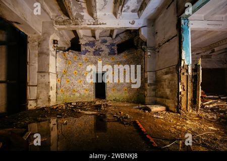 Bâtiment industriel abandonné et pourri inondé sombre. Banque D'Images