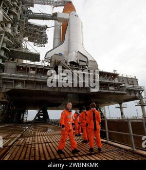 L'équipage de la STS-135 ; Chris Ferguson, commandant ; Doug Hurley, pilote; à gauche, Rex Walheim et Sandy Magnus, tous deux spécialistes de mission, sont vus avant d'embarquer à bord de la navette spatiale Atlantis au pas de lancement 39a avant le lancement, vendredi 8 juillet 2011 au Centre spatial Kennedy de la NASA à Cape Canaveral, en Floride. Le lancement d'Atlantis, STS-135, est le dernier vol du programme de la navette, une mission de 12 jours vers la Station spatiale internationale. Banque D'Images