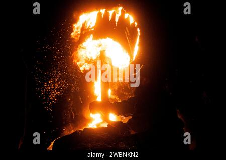 L'incendie annuel de la Clavie à Burghead, Moray. Le Clavie est un tonneau de hareng rempli de tourbe et de bois sur un poteau, transporté à travers le village dirigé par le 'Clavie King'. Le 11 janvier était l'ancienne Saint-Sylvestre avant l'adaptation au calendrier grégorien au XVIIIe siècle. Crédit : Euan Cherry Banque D'Images