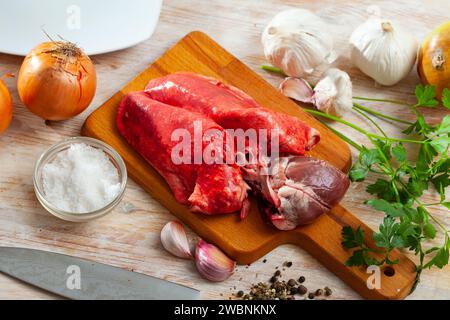 Poumons d'agneau crus et coeur avec des ingrédients naturels Banque D'Images