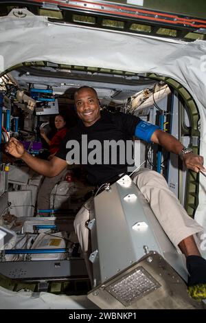 Les ingénieurs de vol de l'expédition 64 Shannon Walker et Victor Glover effectuent le transfert de fret à bord de l'ISS après l'arrivée du SpaceX Cargo Dragon amélioré avec 6 400 livres d'expériences, de fournitures et de matériel le 8 décembre 2020. Banque D'Images