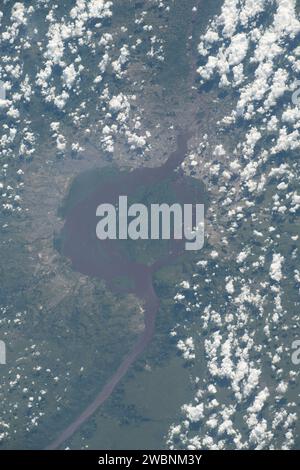 L'image de l'ISS de 260 miles ci-dessus montre le fleuve Congo encerclant l'île de Mbamu et séparant Kinshasa (RDC) et Brazzaville (République du Congo) le 20 novembre 2023. Banque D'Images