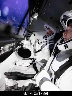 Les astronautes Bob Behnken et Doug Hurley ont réalisé des simulations de lancement et d'amarrage de Crew Dragon du 19 au 20 mars 2023, en coordination entre le Kennedy Space Center de la NASA, le SpaceX Mission Control à Hawthorne et le NASA Mission Control Houston, dans le cadre de la formation CCP Demo-2. Banque D'Images