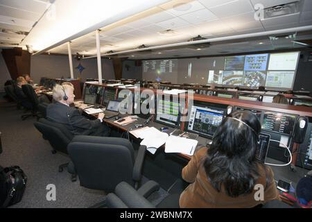 CAP CANAVERAL, Floride. – Dans le Centre des directeurs de mission Hangar AE de la Station aérienne de Cape Canaveral en Floride, la NASA et les gestionnaires et ingénieurs des sous-traitants surveillent l'avancement du compte à rebours pour le lancement du satellite de suivi et de relais de données de l'agence, ou TDRS-L, vaisseau spatial au sommet d'une fusée Atlas V de la United Launch Alliance. Le satellite TDRS-L est le deuxième de trois nouveaux satellites conçus pour assurer une continuité opérationnelle vitale pour la NASA en prolongeant la durée de vie de la flotte du système de suivi et de relais de données par satellite TDRSS, qui comprend huit satellites en orbite géosynchrone. Le vaisseau spatial Banque D'Images