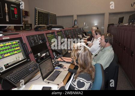 CAP CANAVERAL, Floride. – Dans le centre de données des lanceurs Hangar AE de la station aérienne de Cape Canaveral en Floride, la NASA et les gestionnaires et ingénieurs des sous-traitants surveillent l'avancement du compte à rebours pour le lancement du satellite de suivi et de relais de données de l'agence, ou TDRS-L, vaisseau spatial au sommet d'une fusée Atlas V de la United Launch Alliance. Le satellite TDRS-L est le deuxième de trois nouveaux satellites conçus pour assurer une continuité opérationnelle vitale pour la NASA en prolongeant la durée de vie de la flotte du système de suivi et de relais de données par satellite TDRSS, qui comprend huit satellites en orbite géosynchrone. Le spacecraf Banque D'Images