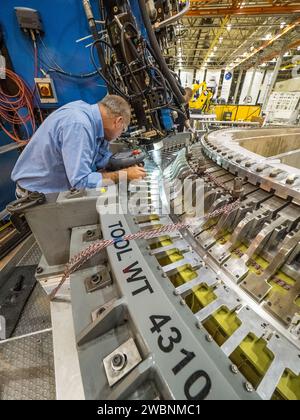 La cloison arrière Artemis I Orion est soudée au canon du récipient sous pression Orion à l'usine de montage Michoud à la Nouvelle-Orléans, Louisiane, le 12 octobre 2015. Partie du transfert d'images par lots à partir de Flickr. Banque D'Images