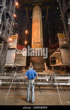 Dans le bâtiment d'assemblage de véhicules du Kennedy Space Center de la NASA, un travailleur a observé le réservoir de carburant externe et-136 pour la mission STS-132 de la navette spatiale Atlantis abaissé vers des propulseurs à fusée solide jumelés. Le char est arrivé de Michoud Assembly Facility de la NASA à bord de la barge Pegasus. L'équipage de six membres livrera le transporteur de fret intégré et le mini-module de recherche 1 construit en Russie à la Station spatiale internationale, le lancement étant prévu pour le 14 mai. Banque D'Images