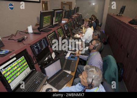 CAP CANAVERAL, Floride. – Dans le centre de données des lanceurs Hangar AE de la station aérienne de Cape Canaveral en Floride, la NASA et les gestionnaires et ingénieurs des sous-traitants surveillent l'avancement du compte à rebours pour le lancement du satellite de suivi et de relais de données de l'agence, ou TDRS-L, vaisseau spatial au sommet d'une fusée Atlas V de la United Launch Alliance. Le satellite TDRS-L est le deuxième de trois nouveaux satellites conçus pour assurer une continuité opérationnelle vitale pour la NASA en prolongeant la durée de vie de la flotte du système de suivi et de relais de données par satellite TDRSS, qui comprend huit satellites en orbite géosynchrone. Le spacecraf Banque D'Images