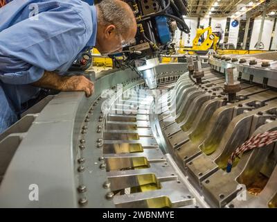 La cloison arrière Artemis I Orion est soudée au canon du récipient sous pression Orion à l'usine de montage Michoud à la Nouvelle-Orléans, Louisiane, le 12 octobre 2015. Partie du transfert d'images par lots à partir de Flickr. Banque D'Images