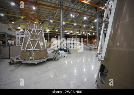 L'équipe Orion Lockheed Martin continue de fabriquer et d'assembler des structures composites pour le module de service Orion exploration Flight Test-1 (EFT-1) et le système d'interruption de lancement à l'installation d'assemblage Michoud de la NASA à la Nouvelle-Orléans le 5 février 2013. Partie du transfert d'images par lots à partir de Flickr. Banque D'Images