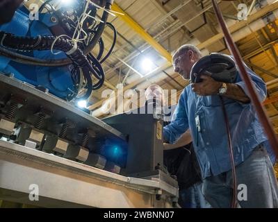 La cloison arrière Artemis I Orion est soudée au canon du récipient sous pression Orion à l'usine de montage Michoud à la Nouvelle-Orléans, Louisiane, le 12 octobre 2015. Partie du transfert d'images par lots à partir de Flickr. Banque D'Images