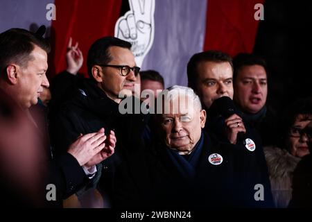 Varsovie, Pologne. 11 janvier 2024. Jaroslaw Kaczynski prend la parole lors de la « manifestation des Polonais libres » devant le bâtiment du Parlement à Varsovie, en Pologne, le 11 janvier 2024. Les membres du gouvernement précédent ont appelé les gens à manifester contre le nouveau gouvernement pro-UE qui a licencié des cadres des médias d'État qui ont servi le Parti droit et Justice de droite pendant ses huit années au pouvoir. Les manifestants ont également manifesté contre l’arrestation de Mariusz Kaminski et Maciej Wasik, parti des législateurs pour le droit et la justice (PiS), condamnés à deux ans de prison pour abus de pouvoir en 2007, alors qu’ils étaient en charge de Th Banque D'Images