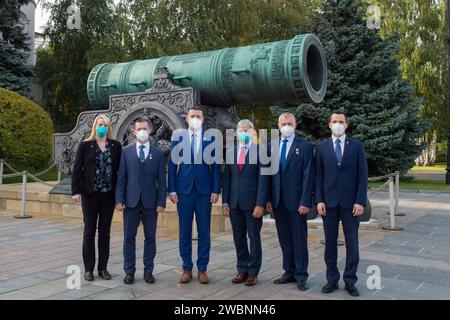 De gauche à droite, les membres de l'équipage principal de l'expédition 64, l'astronaute de la NASA Kate Rubins, le cosmonaute russe Sergey Ryzhikov de Roscosmos, le cosmonaute russe Sergey Kud-Sverchkov de Roscosmos et les membres de l'équipage auxiliaire de l'expédition 64, l'astronaute de la NASA Mark Vande Hei, le cosmonaute russe Oleg Novitskiy et le cosmonaute russe Petr Dubrov de Roscosmos, pose pour une photo devant le canon tsar sur la place Rouge après avoir déposé des fleurs sur le site où les icônes spatiales russes sont enterrées dans le cadre des traditionnelles cérémonies de pré-lancement, jeudi 24 septembre 2020 à Moscou. Banque D'Images