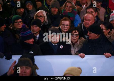 Varsovie, Pologne. 11 janvier 2024. Jaroslaw Kaczynski est vu marchant avec des personnes soutenant le parti d'opposition de droite droit droit et Justice lors de la « manifestation des Polonais libres » à Varsovie, en Pologne, le 11 janvier 2024. Les membres du gouvernement précédent ont appelé les gens à manifester contre le nouveau gouvernement pro-UE qui a licencié des cadres des médias d'État qui ont servi le Parti droit et Justice de droite pendant ses huit années au pouvoir. Les manifestants ont également manifesté contre l'arrestation de Mariusz Kaminski et Maciej Wasik, parti des législateurs pour le droit et la justice (PiS), condamnés à deux ans de prison pour abus Banque D'Images