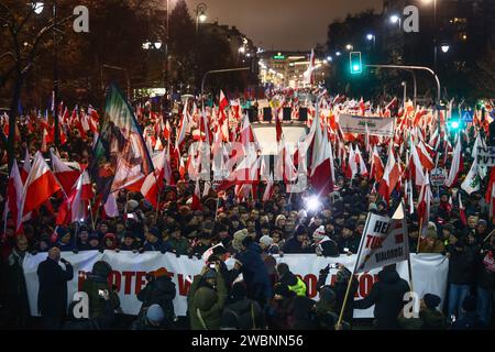 Varsovie, Pologne. 11 janvier 2024. Des personnes soutenant le parti d'opposition de droite droit et Justice assistent à la « manifestation des Polonais libres » à Varsovie, en Pologne, le 11 janvier 2024. Le gouvernement précédent avait appelé les gens à manifester contre le nouveau gouvernement pro-européen qui avait licencié des cadres des médias d'État qui avaient servi le Parti droit et Justice de droite pendant ses huit années au pouvoir. Les manifestants ont également manifesté contre l'arrestation de Mariusz Kaminski et Maciej Wasik, parti des législateurs pour le droit et la justice (PiS), condamnés à deux ans de prison pour abus de pouvoir en 2007, alors qu'ils étaient responsables de l'anti- Banque D'Images