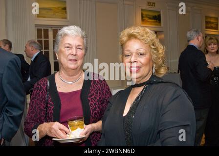 Dîner de gala du 70e anniversaire du NASA Ames Research Center, organisé à l'Université Santa Clara, Santa Clara, Californie, avec Nichelle Nichols, conférencière de Star Trek. Banque D'Images