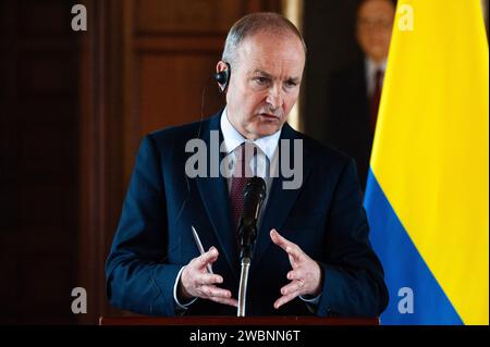 Bogota, Colombie. 11 janvier 2024. Le vice-premier ministre irlandais et ministre des Affaires étrangères et de la Défense, Micheal Martin, lors d'une conférence de presse au Palais San Carlos de Bogota le 11 janvier 2023. Le vice-premier ministre s'est rendu en Colombie après avoir célébré 25 ans de relations diplomatiques entre la Colombie et l'Irlande, le vice-premier ministre a exprimé son soutien au processus de paix du président Gustavo Petro et a parlé de la guerre entre israël et le hamas et de l'escalade de la violence en Équateur. Photo par : Sebastian Barros/long Visual Press crédit : long Visual Press/Alamy Live News Banque D'Images