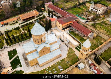 Vue aérienne du monastère médiéval de Samtavro dans la ville géorgienne de Mtskheta Banque D'Images