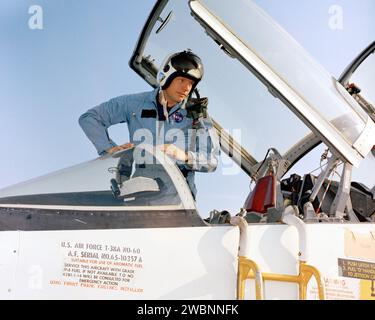 PATRICK AFB, Floride. – En préparation de la première mission d’atterrissage lunaire du pays, les membres de l’équipage d’Apollo 11 arrivent à la Patrick Air Force base, en Floride. Le commandant de mission Neil Armstrong sort d'un jet T-38. Le décollage au sommet d'un véhicule de lancement Saturn V est prévu pour le 16 juillet 1969. Pendant Apollo 11, le module de commande Columbia restera en orbite autour de la lune tandis que le module lunaire Eagle, transportant Armstrong et Aldrin, atterrira sur la surface lunaire. Pendant 2½ heures d'exploration de surface, l'équipage prévoit de collecter des matériaux de surface lunaire pour les analyser sur Terre. Banque D'Images