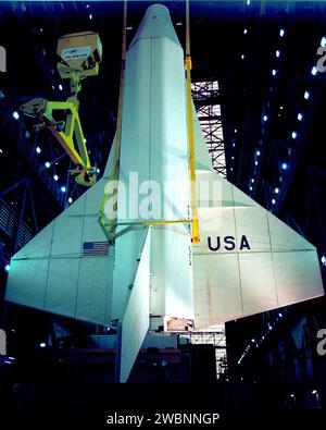 CAP CANAVERAL, Floride. – Au Kennedy Space Center de la NASA en Floride, la maquette de la navette spatiale, baptisée Pathfinder, subit un test de portance dans le Vehicle Assembly Building le 31 mai 1978. La maquette, construite au Marshall Space Flight Center de la NASA à Huntsville, Alabama, possédait les dimensions générales, le poids et l'équilibre d'une véritable navette spatiale. Il a été expédié à Kennedy par barge, puis utilisé pour vérifier l'ajustement des plates-formes de travail du dispositif Mate-Demate, des installations de traitement des orbiteurs et du bâtiment d'assemblage des véhicules, ainsi que pour soutenir la formation de l'équipe au sol. Il a également été utilisé pour répéter post-atterrissage p Banque D'Images