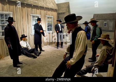 Une exposition avec des figures en trois dimensions représentant la fusillade historique à l'OK Corral au Gene Autry Museum à Los Angeles, Californie, États-Unis Banque D'Images