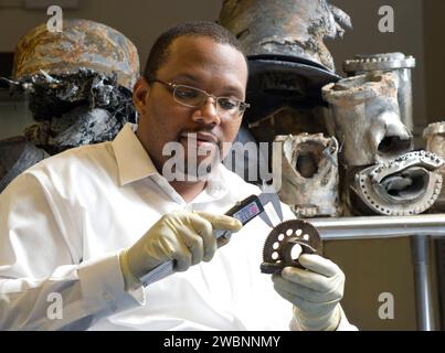 MARVIN BARNES, NASA MSFC ER52 PROPULSION SOLIDE, SÉPARATION ET SYSTÈMES DE MANOEUVRE BRANCHE, INSPECTS POST-VOL ORION LAUNCH ABORT SYSTEM (LAS) PAD ABORT 1 (PA-1) HARDWARE Banque D'Images