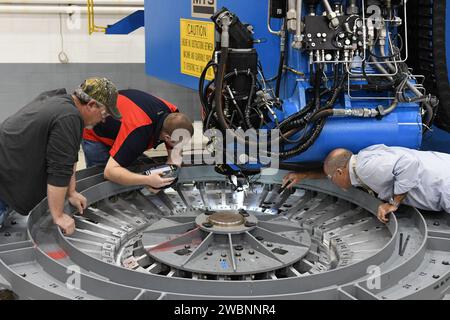Les techniciens de l'usine d'assemblage Michoud de la NASA ont terminé la soudure par friction-malaxage sur Orion EM2 PV1, formant ainsi le récipient sous pression pour les missions humaines dans l'espace lointain. Banque D'Images