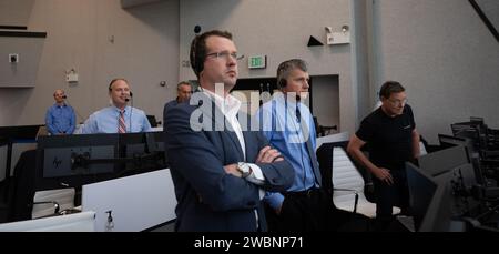 Stephen Koerner, directeur de la direction des opérations aériennes au Johnson Space Center de la NASA, Norm Knight, directeur adjoint des opérations aériennes au Johnson Space Center de la NASA, Steve Stich, directeur adjoint du programme commercial Crew Program de la NASA, et Hans Koenigsmann, le vice-président pour la fiabilité de la construction et du vol chez SpaceX surveille le lancement d'une fusée SpaceX Falcon 9 transportant le vaisseau spatial Crew Dragon de la société lors de la mission Demo-2 avec les astronautes de la NASA Douglas Hurley et Robert Behnken à bord, samedi 30 mai 2020, dans la salle de tir quatre du Launch Control Center à Kenne de la NASA Banque D'Images