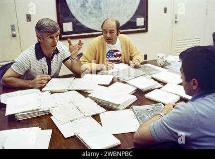 Eugene Cernan, commandant de l'Apollo 17, passe en revue le plan de vol avec Ronald Evans et Harrison Schmitt. Evans pilotera le module de commande en orbite lunaire tandis que Cernan et Schmitt exploreront la région de Taurus-Littrow de la Lune. Le lancement est prévu pour le 6 décembre 1972. Banque D'Images