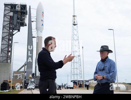 Thomas Zurbuchen, Administrateur associé de la Direction des missions scientifiques de la NASA, à gauche, est vu avec Tory Bruno, Président-directeur général de United Launch Alliance, après le déploiement d’une fusée Atlas V de United Launch Alliance avec le rover Perseverance Mars 2020 de la NASA sur la rampe de lancement du Launch Complex 41, mardi 28 juillet, 2020, à Cape Canaveral Air Force Station en Floride. Le rover Perseverance fait partie du programme d’exploration de Mars de la NASA, un effort à long terme d’exploration robotique de la planète rouge. Le lancement est prévu pour le jeudi 30 juillet. Banque D'Images