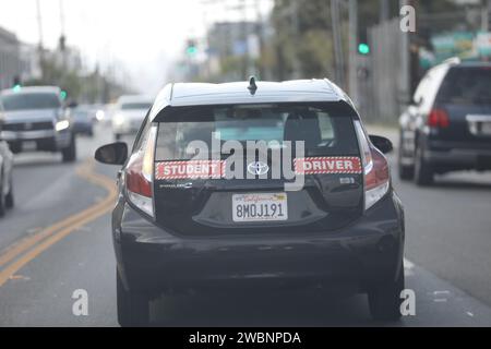 Voiture de conducteur étudiant sur la route Banque D'Images