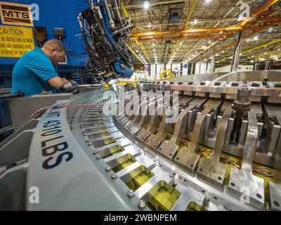 La cloison arrière Artemis I Orion est soudée au canon du récipient sous pression Orion à l'usine de montage Michoud à la Nouvelle-Orléans, Louisiane, le 12 octobre 2015. Partie du transfert d'images par lots à partir de Flickr. Banque D'Images