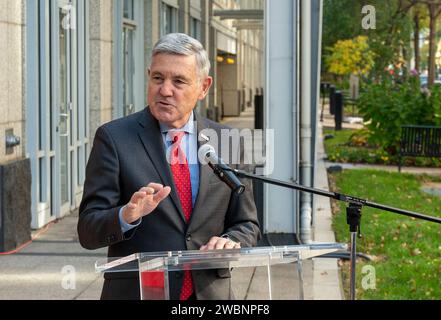Bob Cabana, administrateur associé de la NASA, a prononcé un discours lors d'un événement dédié à Richard Danne, créateur du logotype Worm de la NASA, au siège de la NASA Mary W. Jackson à Washington le 6 novembre 2023. Banque D'Images