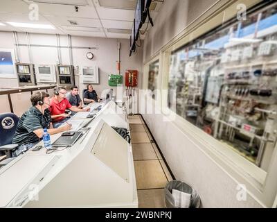 Le 22 juin 2017, les ingénieurs et techniciens du Johnson Space Center de la NASA ont effectué un test de combinaison intégrée à la pression sous vide pour la combinaison spatiale Orion, évaluant l'intégration du support de vie, la fonctionnalité de sortie dans l'espace et la performance dans une chambre à vide thermique simulant les conditions de l'engin spatial. Banque D'Images