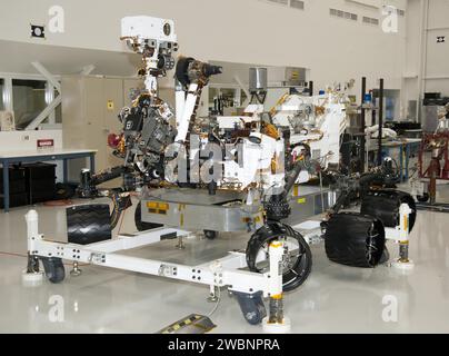 Le rover de la mission Mars Science Laboratory de la NASA, nommé Curiosity, est vu ici à l'intérieur de l'installation d'assemblage de vaisseaux spatiaux du Jet propulsion Laboratory de la NASA, Pasadena, Californie. L'équipement de support maintient le rover légèrement hors du sol. Banque D'Images