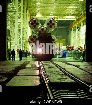 Le vaisseau spatial Soyouz TMA-21 est déployé en train sur son chemin vers la rampe de lancement du cosmodrome de Baïkonour au Kazakhstan, le samedi 2 avril 2011. Le lancement du vaisseau spatial Soyouz avec le commandant de l'expédition 27 Soyouz Alexander Samokutyaev, l'ingénieur de vol de la NASA Ron Garan et l'ingénieur de vol russe Andrey Borisenko est prévu pour le mardi 5 avril 2011. Banque D'Images