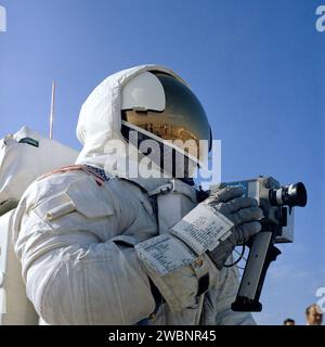 CAP CANAVERAL, Floride. - L'astronaute Fred W. Haise Jr., pilote du module lunaire Apollo 13, pratique le fonctionnement de la caméra cinématographique de 16 millimètres qui sera utilisée sur la surface lunaire pendant la mission Apollo 13. L'atterrissage d'Apollo 13 est prévu pour FRA Mauro, une zone montagneuse située à environ 95 miles à l'est du site d'atterrissage d'Apollo 12 en novembre 1969. Apollo 13, dont le lancement est prévu depuis le Kennedy Space Center le 11 avril, a un équipage composé de Haise, James A. Lovell Jr., commandant, et Thomas K. Mattingly II, pilote du module de commande. Banque D'Images