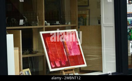 Vitrines à Brecon High Street : les vitrines sont remplies de produits gallois locaux, de cadeaux et de travaux artisanaux pour les touristes. Banque D'Images