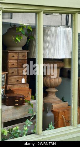 Vitrines à Brecon High Street : les vitrines sont remplies de produits gallois locaux, de cadeaux et de travaux artisanaux pour les touristes. Banque D'Images