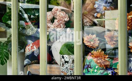 Vitrines à Brecon High Street : les vitrines sont remplies de produits gallois locaux, de cadeaux et de travaux artisanaux pour les touristes. Banque D'Images