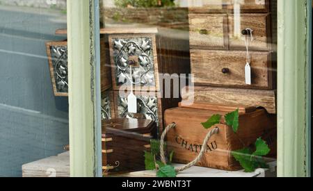 Vitrines à Brecon High Street : les vitrines sont remplies de produits gallois locaux, de cadeaux et de travaux artisanaux pour les touristes. Banque D'Images