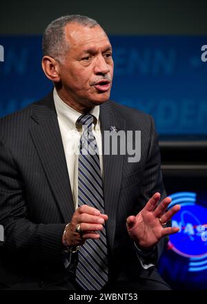 Charles F. Bolden Jr., administrateur de la NASA, répond à des questions lors d'une mise à jour de la NASA le mardi 15 février 2011, au siège de la NASA à Washington. Bolden, 12e administrateur de la NASA et Lori Garver, administratrice adjointe de la NASA, ont pris le temps de discuter de la demande de budget de l'agence pour l'exercice 2012 et de répondre aux questions des employés. Banque D'Images