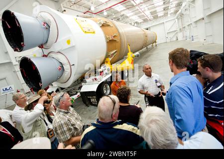 Charles Bolden, administrateur de la NASA, se tient devant le propulseur de premier étage Atlas V de la United Launch Alliance tout en répondant aux questions des médias, mercredi 7 septembre 2011, à la station aérienne de Cape Canaveral à Cape Canaveral, en Floride. Le booster aidera à envoyer le rover Curiosity du Mars Science Laboratory de la NASA sur Mars plus tard cette année. Banque D'Images