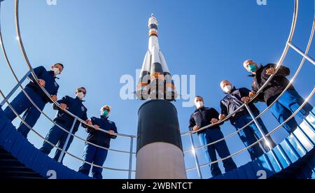 Les membres de l’équipage principal et de secours de l’expédition 64 posent pour une photo dans le cadre des activités de pré-lancement, mardi 6 octobre 2020, à l’hôtel Cosmonaut de Baïkonour, Kazakhstan. De gauche à droite, les membres principaux de l'équipage Sergey Kud-Sverchkov de Roscosmos, Sergey Ryzhikov de Roscosmos, et Kate Rubins de la NASA, et les membres de l'équipage de secours Petr Dubrov de Roscosmos, Oleg Novitskiy de Roscosmos, et Mark Vande Hei de la NASA. Ryzhikov, Kud-Sverchkov et Rubins, membres de l'équipage principal de l'expédition 64, devraient se lancer vers la Station spatiale internationale à bord du vaisseau spatial Soyouz MS-17 le 14 octobre. Banque D'Images